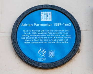 Norwich, İngiltere - 1 Mart 2025: İngiltere 'nin Norwich kentinde bulunan Timberhill' de bulunan ilk Norwich Excise Ofisi 'ni kuran önde gelen parlamenterlerden Adrian Parmenter anısına mavi bir plaket.