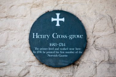 Norwich, İngiltere - 1 Mart 2025: Norwich, İngiltere 'deki Temple Bar barında Norwich Gazetesi' nin ilk sayısını basan bir matbaacı olan Henry Cross-grove anısına verilen plaket.