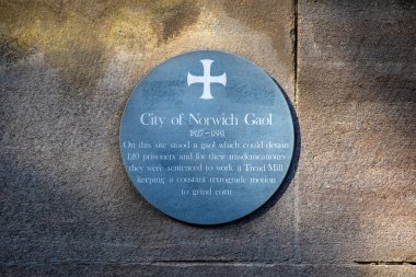 Norwich, İngiltere - 1 Mart 2025: 1827 ve 1881 yılları arasında Norwich City 'nin bulunduğu Norwich, İngiltere' deki St. John the Baptist Katedrali 'nde bir plaketin yakın çekimi.