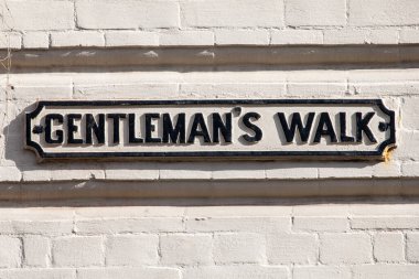 Norwich, İngiltere 'de, Beyefendiler Yürüyüşü için klasik bir sokak tabelasının yakın çekimi..