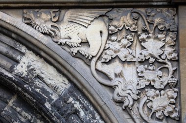 Ethelbert Kapısı 'ndan Norwich Katedrali' ne kadar uzanan taştan bir ejderha heykeli..