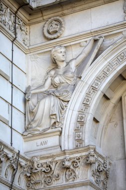 Londra, İngiltere - 3 Mart 2025: Westminster, Londra, İngiltere 'deki Dışişleri ve Bağımsız Devletler Ofisi' nin dışındaki heykel sembolize etme yasası.