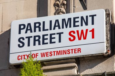 Londra, İngiltere - 3 Mart 2025: Londra 'daki Westminster şehrinde Parliament Street için bir sokak tabelası.
