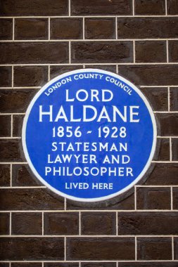 Londra, İngiltere - 3 Mart 2025: Westminster, Londra 'da Queen Annes Gate' de bulunan ve devlet adamı Lord Haldane 'in yaşadığı yeri gösteren mavi bir plaket.
