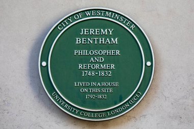Londra, İngiltere - 3 Mart 2025: Westminster, Londra 'da 102 Petty France' da bulunan bir plaket, filozof ve reformcu Jeremy Bentham 'ın yaşadığı yeri gösteriyor.