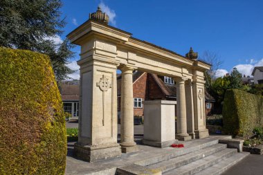 Guildford Savaş Anıtı, İngiltere 'nin Surrey kentindeki Guildford Şatosu' nun yanındaki bovling sahasının yanında yer alıyor..