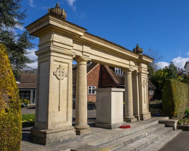 Guildford Savaş Anıtı, İngiltere 'nin Surrey kentindeki Guildford Şatosu' nun yanındaki bovling sahasının yanında yer alıyor..