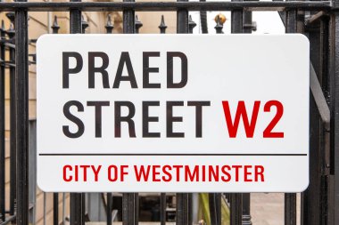 Londra 'nın Paddington bölgesinde Praed Caddesi için sokak tabelası..