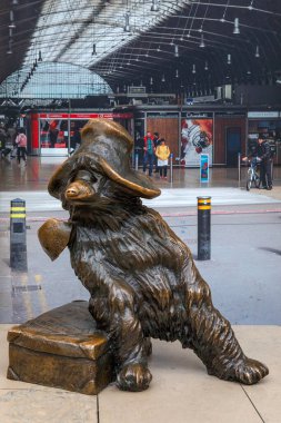 Londra, İngiltere - 24 Mart 2025: Paddington Bear 'ın Londra Paddington istasyonundaki bronz heykeli