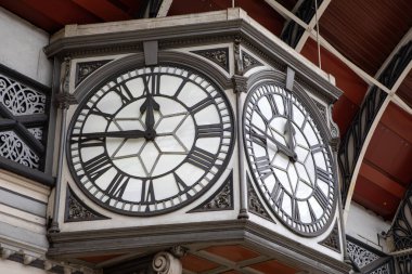 Londra, İngiltere 'deki Paddington İstasyonu' ndaki salonun dev saati..