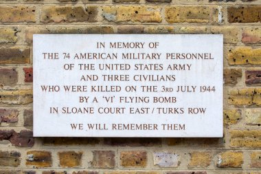Londra, İngiltere 'deki Türkler Sokağı' nda bir plaket, 1944 yılında bir Alman V1 uçan bombasının patlayarak Amerikan Ordusu personeli ve sivillerinin hayatını kaybettiği yeri gösteriyor..