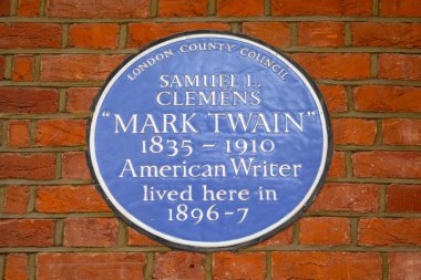 Londra, İngiltere - 24 Mart 2025: Tedworth Square, Londra 'da ünlü Amerikalı yazar Mark Twain' in yaşadığı yeri gösteren mavi bir plaket.