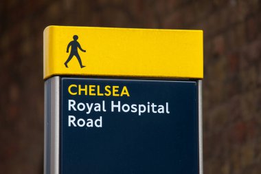 Chelsea, Londra, İngiltere 'deki Royal Hospital Road' daki yaya tabelasına yakın çekim..