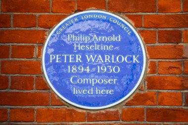Londra, İngiltere - 24 Mart 2025: Londra, İngiltere 'de Tite Caddesi' nde ünlü besteci Peter Warlock 'un yaşadığı yeri gösteren mavi bir plaket.
