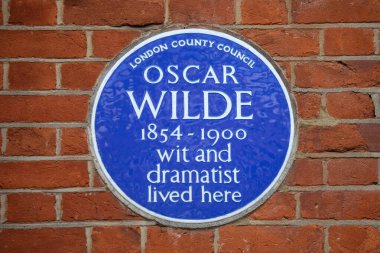 Londra, İngiltere - 24 Mart 2025: Londra, İngiltere 'deki Tite Caddesi' nde ünlü mizah ve tiyatro sanatçısı Oscar Wilde 'ın yaşadığı yeri gösteren mavi bir plaket.