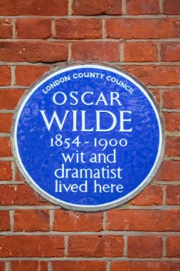 Londra, İngiltere - 24 Mart 2025: Londra, İngiltere 'deki Tite Caddesi' nde ünlü mizah ve tiyatro sanatçısı Oscar Wilde 'ın yaşadığı yeri gösteren mavi bir plaket.