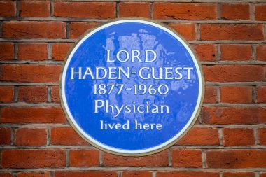 Londra, İngiltere - 24 Mart 2025: Londra, İngiltere 'de Tite Caddesi' nde doktor ve politikacı Lord Haden-Guest 'in yaşadığı yeri gösteren mavi bir plaket.