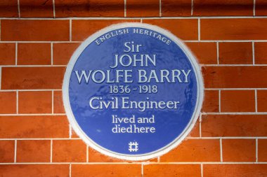 Londra, İngiltere - 24 Mart 2025: Londra, İngiltere 'de Chelsea Embankment' da ünlü inşaat mühendisi Sir John Wolfe Barry 'nin yaşadığı ve öldüğü yeri gösteren mavi bir plaket.