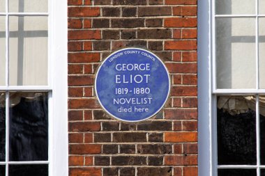 Londra, İngiltere - 24 Mart 2025: Cheyne Walk, İngiltere 'de ünlü romancı George Eliot' un 1880 'de öldüğü yeri gösteren mavi bir plaket.