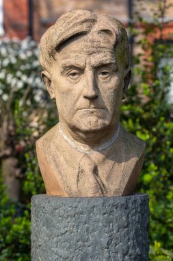 Ünlü besteci Ralph Vaughan Williams 'ın büstü, Londra, İngiltere' deki Chelsea Embankment Gardens 'da bulunuyor..