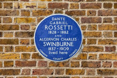 Londra, İngiltere - 24 Mart 2025: Chelsea, Londra, İngiltere 'de Cheyne Walk' da ünlü İngiliz şairler Dante Gabriel Rossetti ve Algernon Charles Swinburne 'ün her ikisinin de yaşadığı yerde mavi bir plaket.