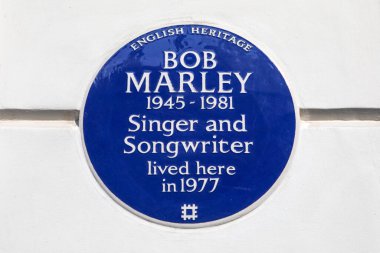 Londra, İngiltere - 24 Mart 2025: Efsanevi şarkıcı ve söz yazarı Bob Marley 'nin yaşadığı yeri gösteren Oakley Caddesi' nde mavi bir plaket.