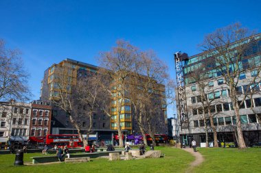 Londra, İngiltere - 27 Mart 2025: Doğu Londra 'nın tarihi Whitechapel bölgesinde Altab Ali Parkı manzarası.