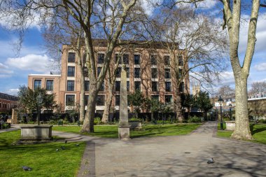 Londra, İngiltere - 31 Mart 2025: Londra, İngiltere 'nin Chelsea bölgesinde King' s Road üzerinde yer alan Dovehouse Green manzarası.