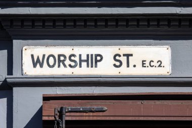 Londra, İngiltere 'deki Worship Street sokak tabelası..