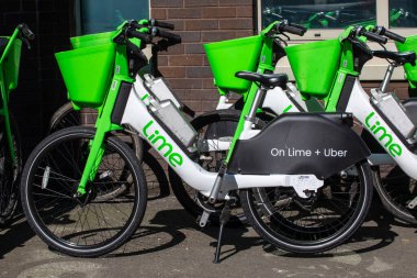 Londra, İngiltere - 3 Nisan 2025: Lime Public Bicycles, Londra 'nın merkezinde bir kaldırıma park etti.
