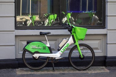 Londra, İngiltere - 3 Nisan 2025: Londra 'nın merkezinde bir kaldırıma park edilmiş bir Limonlu Bisiklet.