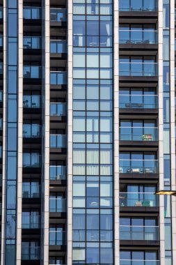 Modern yüksek katlı bir binanın soyut görüntüsü.