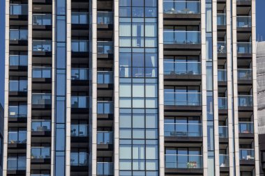 Modern yüksek katlı bir binanın soyut görüntüsü.