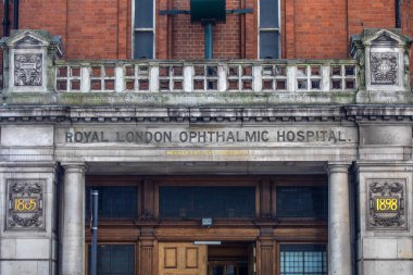 Londra, İngiltere - 3 Nisan 2025: Londra 'daki Moorfields Eye Hastanesi' nin dış tarafında Royal London Opthalmic Hospital tabelası.