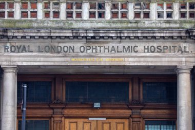 Londra, İngiltere - 3 Nisan 2025: Londra 'daki Moorfields Eye Hastanesi' nin dış tarafında Royal London Opthalmic Hospital tabelası.