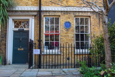 Londra, İngiltere - 3 Nisan 2025: John Wesley 'in Londra City Road' daki evinin dışı. Tarihi din adamı, ilahiyatçı ve evanjelist John Wesley bu evde yaşardı..