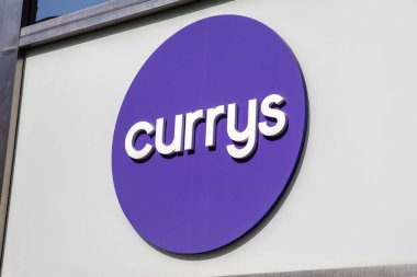 Londra, İngiltere - 3 Nisan 2025: Londra 'nın merkezindeki Oxford Caddesi' ndeki mağazalarının dış kısmında Currys logosu.