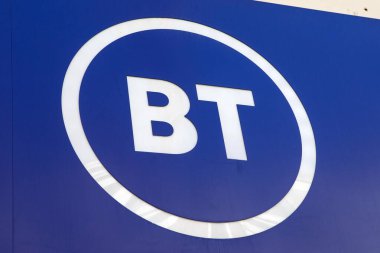 Londra, İngiltere - 3 Nisan 2025: Londra 'nın merkezindeki Oxford Caddesi' ndeki mağazalarının dış kısmındaki BT logosu.