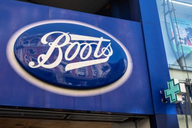 Londra, İngiltere - 3 Nisan 2025: Londra 'nın merkezindeki Oxford Caddesi' ndeki mağazalarının dış kısmında Boots logosu.