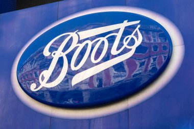 Londra, İngiltere - 3 Nisan 2025: Londra 'nın merkezindeki Oxford Caddesi' ndeki mağazalarının dış kısmında Boots logosu.