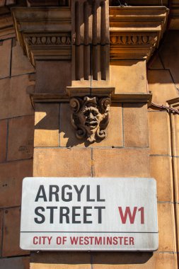 Londra, İngiltere - 3 Nisan 2025: Londra 'nın merkezinde Argyll Caddesi için sokak tabelası.