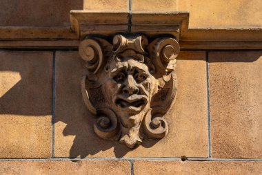 Londra 'nın merkezinde Argyll Caddesi' ndeki bir binanın dış tarafında süslü bir yüz heykeli var..