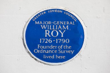 Londra, İngiltere - 3 Nisan 2025: Londra, İngiltere 'deki Argyll Caddesi' nde Tümgeneral William Roy 'un yaşadığı yeri gösteren mavi bir plaket.