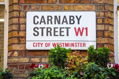 Londra, İngiltere - 3 Nisan 2025: Londra 'nın merkezindeki Carnaby Caddesi sokak tabelası.