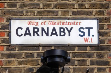 Londra, İngiltere - 3 Nisan 2025: Londra, İngiltere 'deki ünlü Carnaby Caddesi için sokak tabelası.