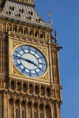 Westminster, Londra, İngiltere 'deki Elizabeth Kulesi' nin saat yüzüne bakıyorum..