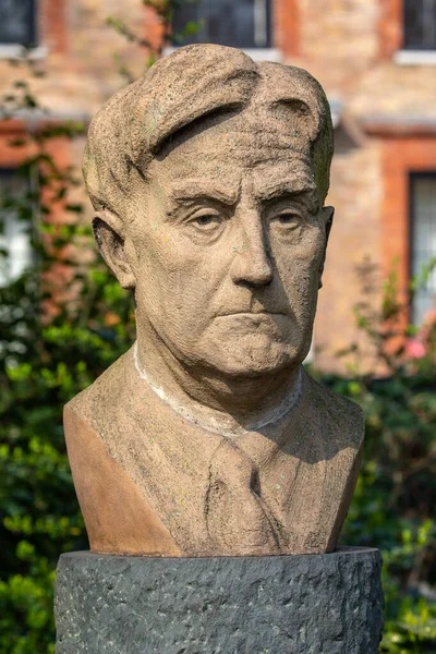 Ünlü besteci Ralph Vaughan Williams 'ın büstü, Londra, İngiltere' deki Chelsea Embankment Gardens 'da bulunuyor..