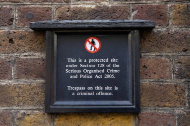 Londra 'nın Westminster kentindeki St. James Sarayı' nın dış tarafında 2005 Ciddi Organize Suçlar ve Polis Yasası 'nın 128..