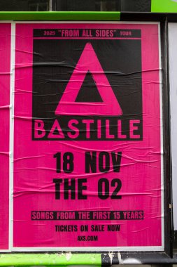 Londra, İngiltere - 8 Nisan 2025: Londra, İngiltere 'de bir Bastille posteri, 18 Kasım 2025' te O2 Arena 'da konserlerinin tanıtımı.