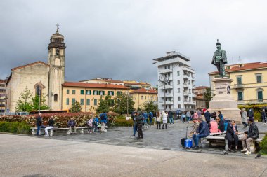 Pisa, İtalya - 15 Nisan 2025: Piazza Vittorio Emanuele II 'nin İtalya' nın eski kralı Victor Emmanuel IIin 'in heykeli İtalya' nın Pisa kentinde.